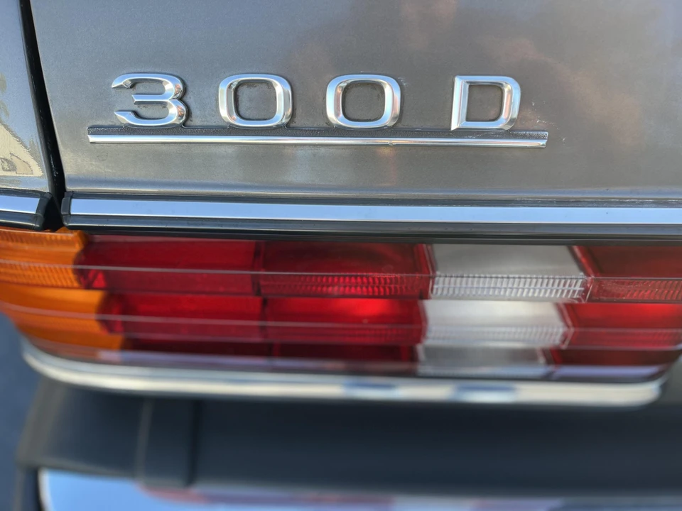 1984 Mercedes-Benz W123 Sedan - Image 23 of 31