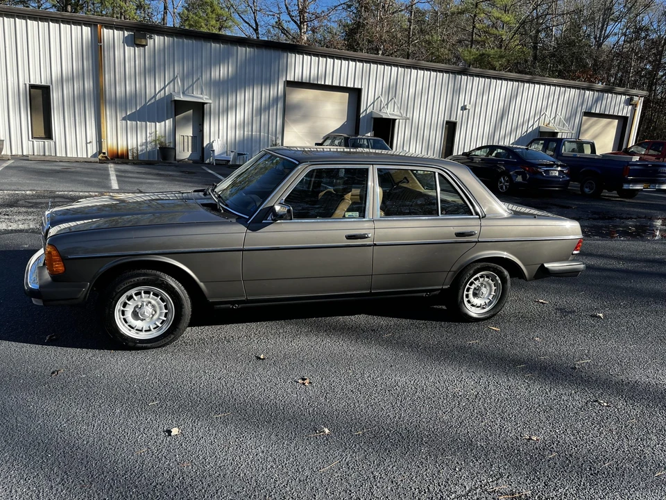 1984 Mercedes-Benz W123 Sedan - Image 4 of 31