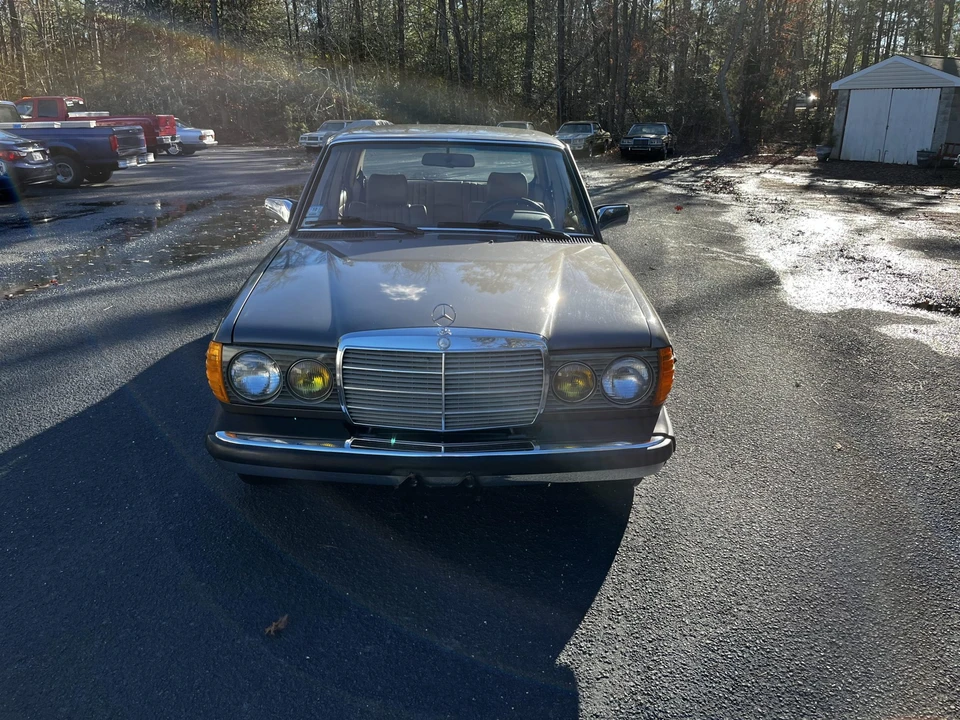 1984 Mercedes-Benz W123 Sedan - Image 13 of 31