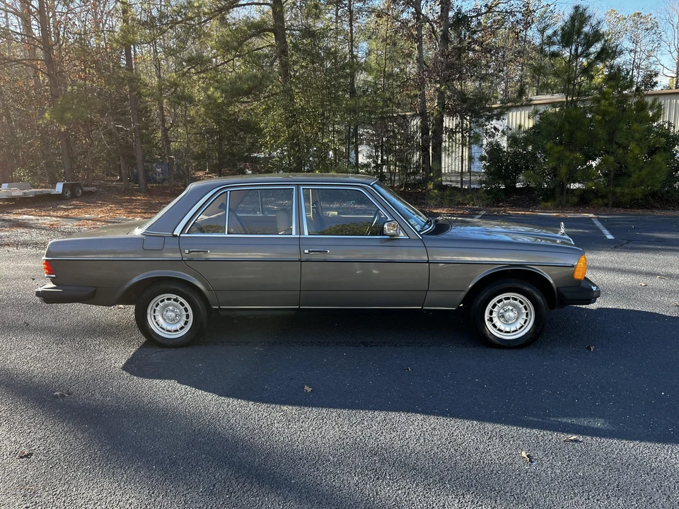 1984 Mercedes-Benz W123 Sedan - Image 10 of 31