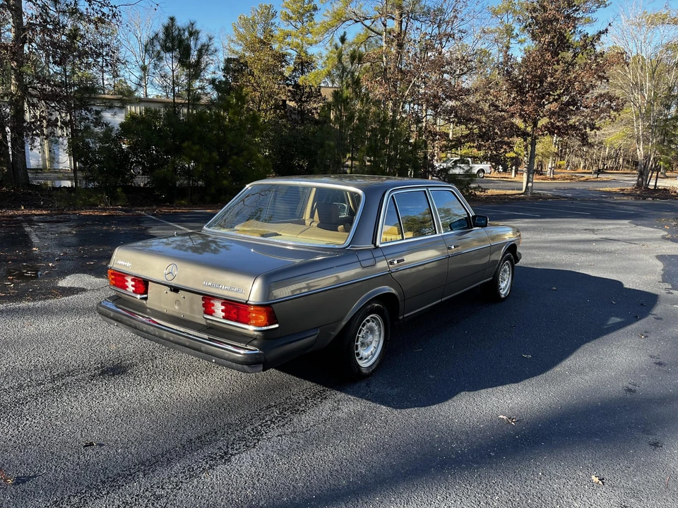 1984 Mercedes-Benz W123 Sedan - Image 8 of 31