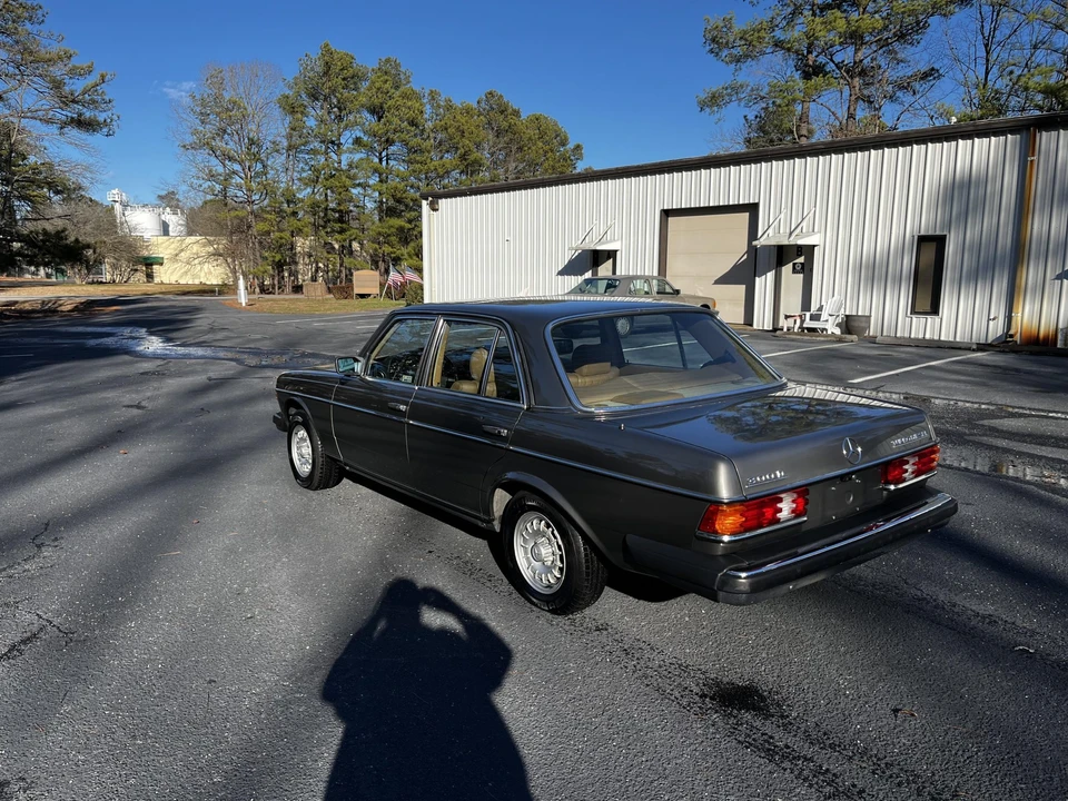 1984 Mercedes-Benz W123 Sedan - Image 6 of 31