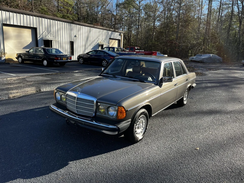 1984 Mercedes-Benz W123 Sedan - Image 2 of 31