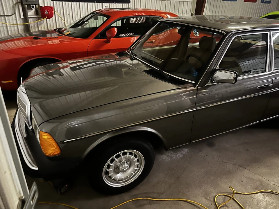1984 Mercedes-Benz W123 Sedan - Image 15 of 31