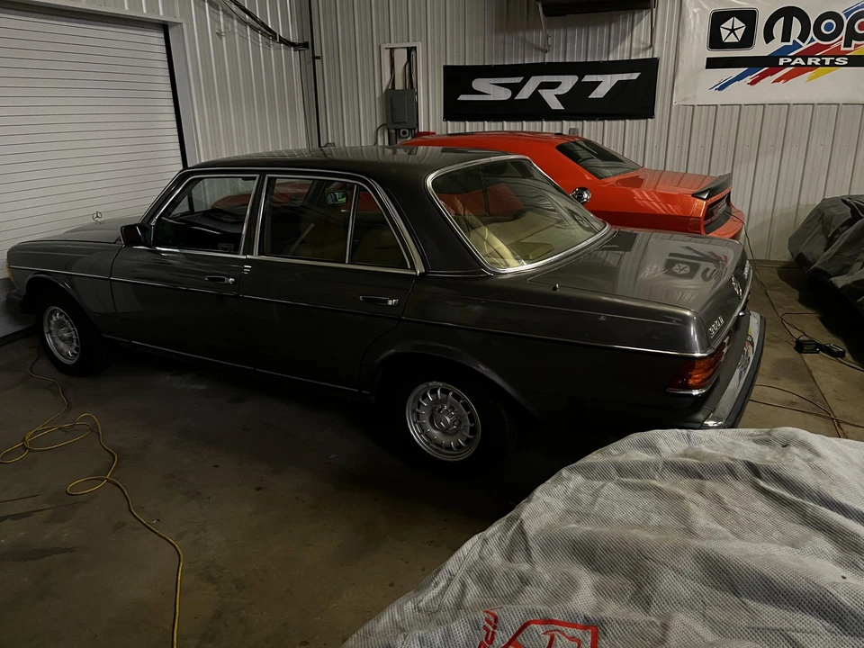 1984 Mercedes-Benz W123 Sedan - Image 17 of 31