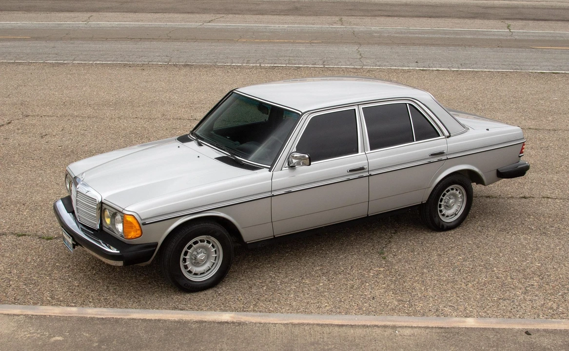 1984 Mercedes-Benz W123 Sedan - Image 9 of 31
