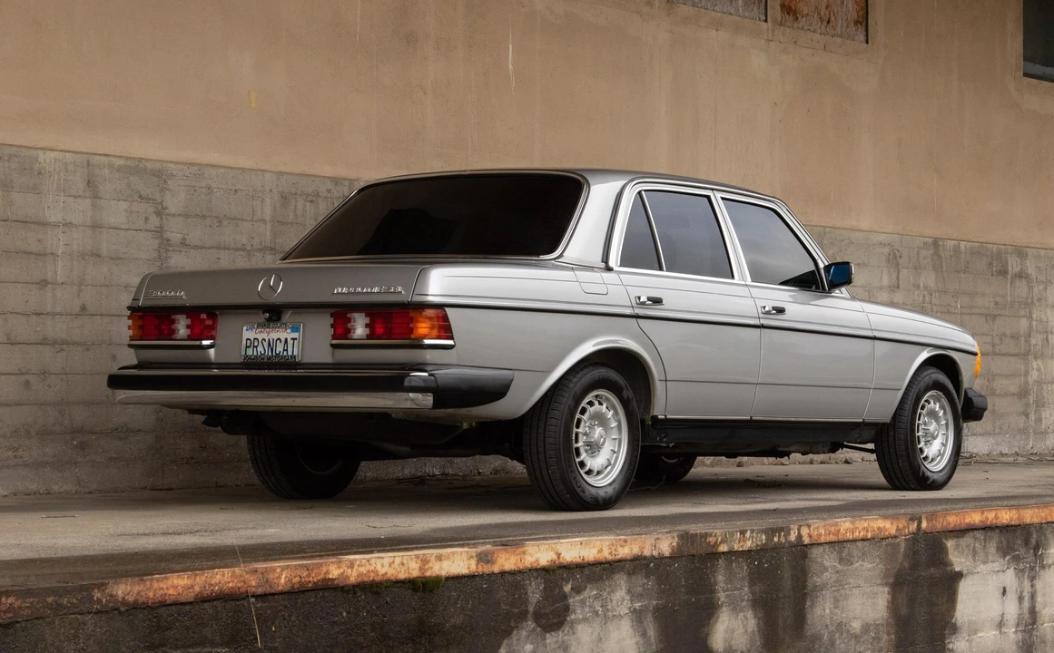 1984 Mercedes-Benz W123 Sedan - Image 16 of 31