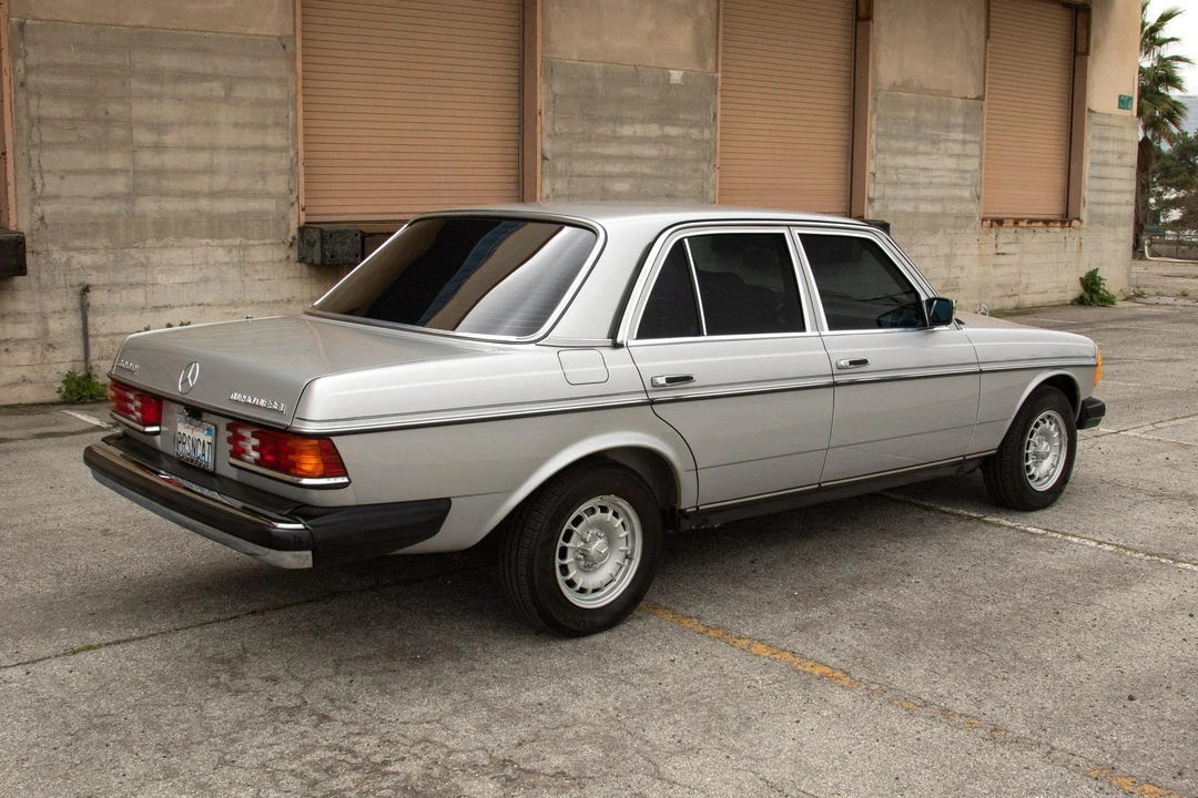 1984 Mercedes-Benz W123 Sedan - Image 17 of 31
