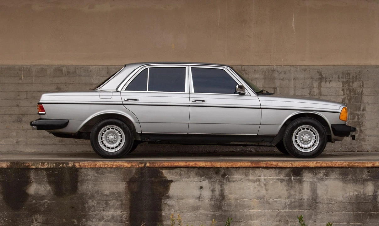 1984 Mercedes-Benz W123 Sedan - Image 19 of 31