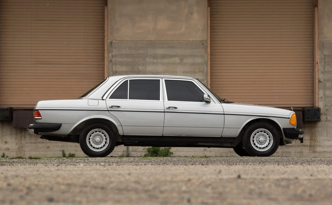 1984 Mercedes-Benz W123 Sedan - Image 20 of 31