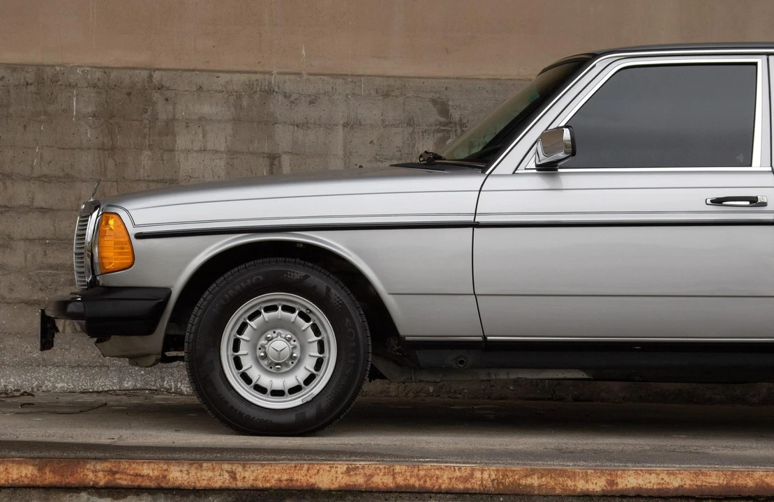 1984 Mercedes-Benz W123 Sedan - Image 28 of 31