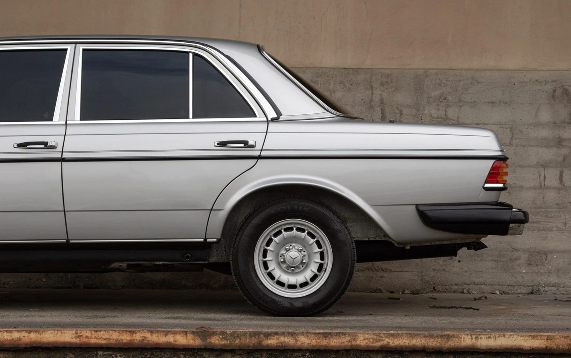 1984 Mercedes-Benz W123 Sedan - Image 30 of 31
