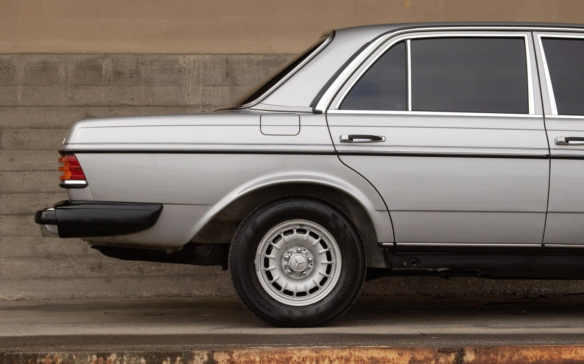 1984 Mercedes-Benz W123 Sedan - Image 31 of 31