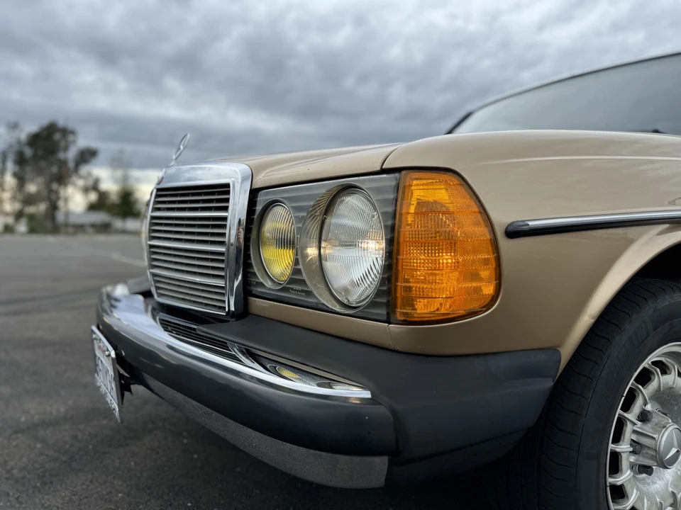 1984 Mercedes-Benz W123 Sedan - Image 15 of 31