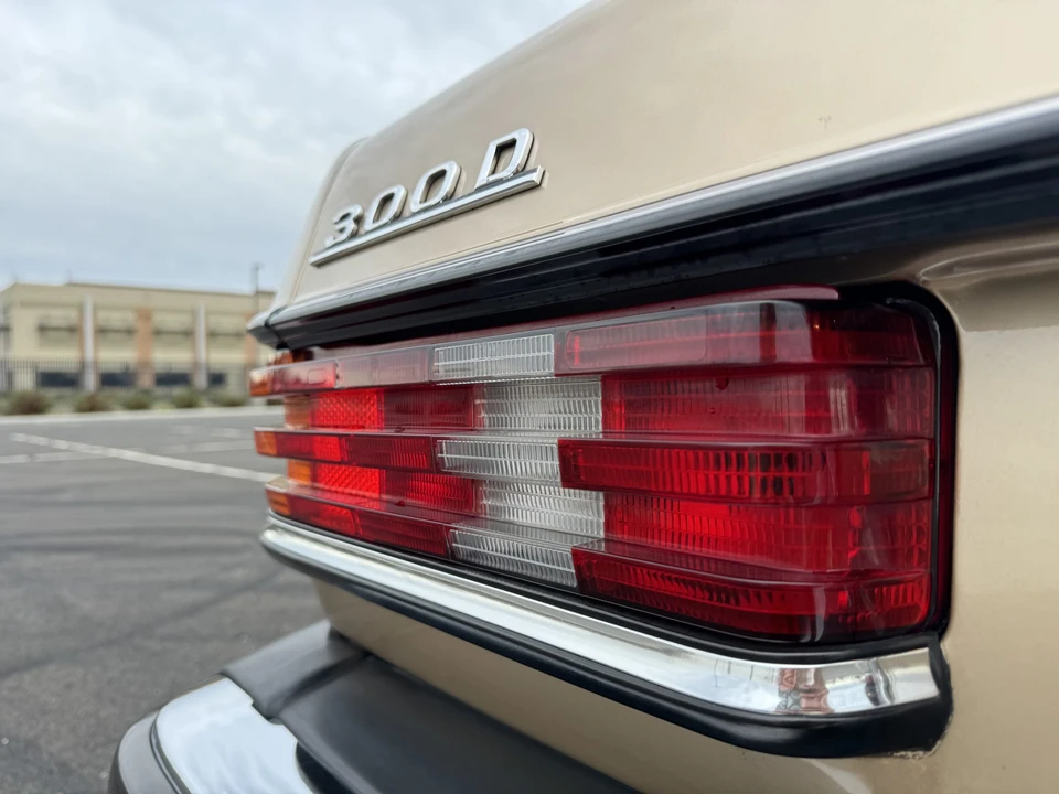 1984 Mercedes-Benz W123 Sedan - Image 31 of 31