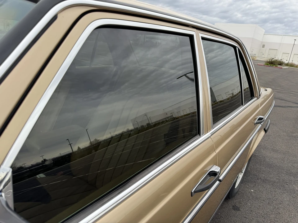 1984 Mercedes-Benz W123 Sedan - Image 24 of 31