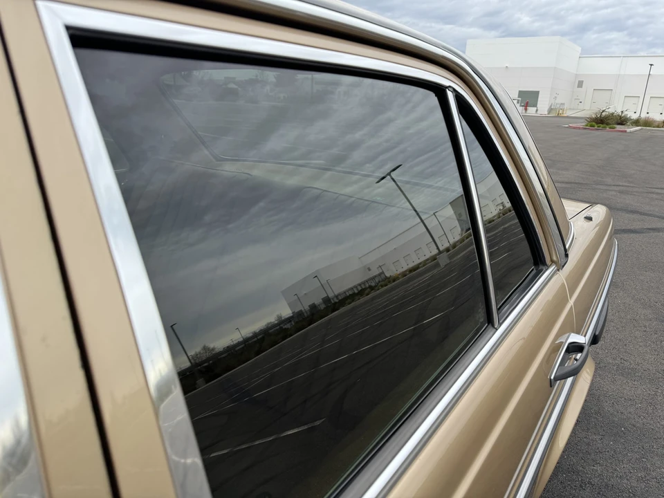 1984 Mercedes-Benz W123 Sedan - Image 25 of 31