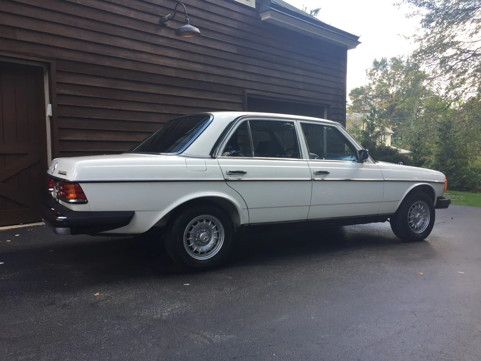 1984 Mercedes-Benz W123 Sedan - Image 6 of 31