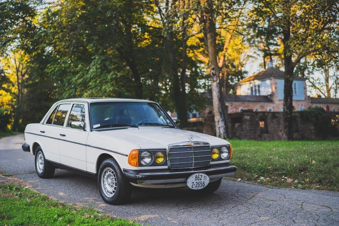 1984 Mercedes-Benz W123 Sedan - Image 11 of 31