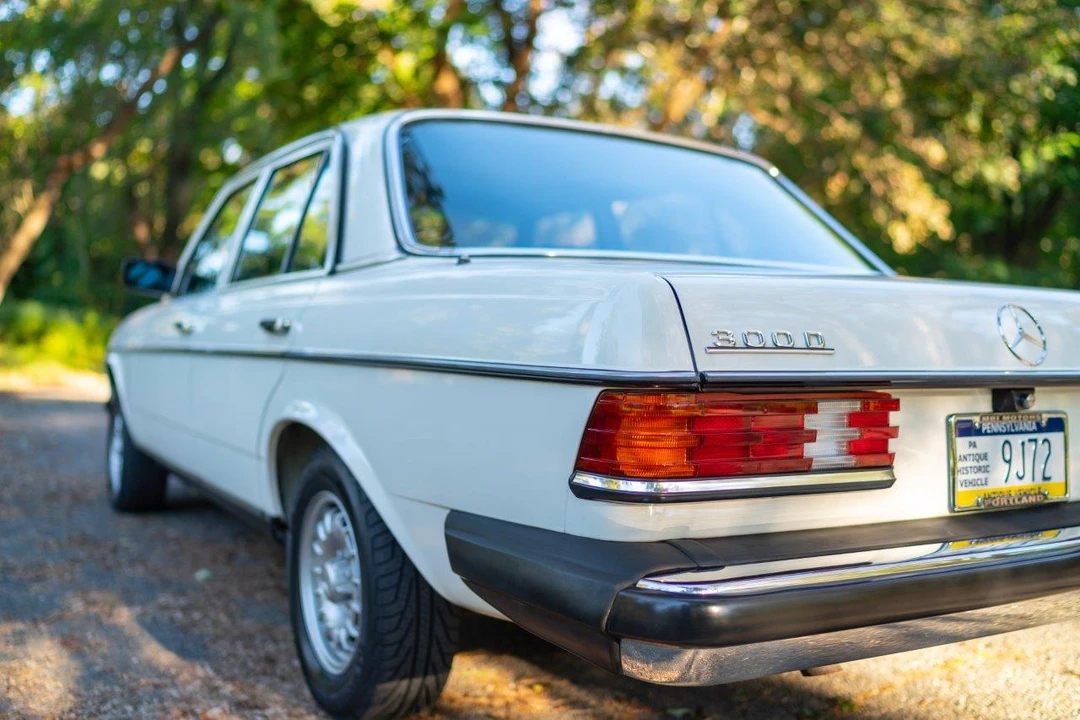 1984 Mercedes-Benz W123 Sedan - Image 14 of 31