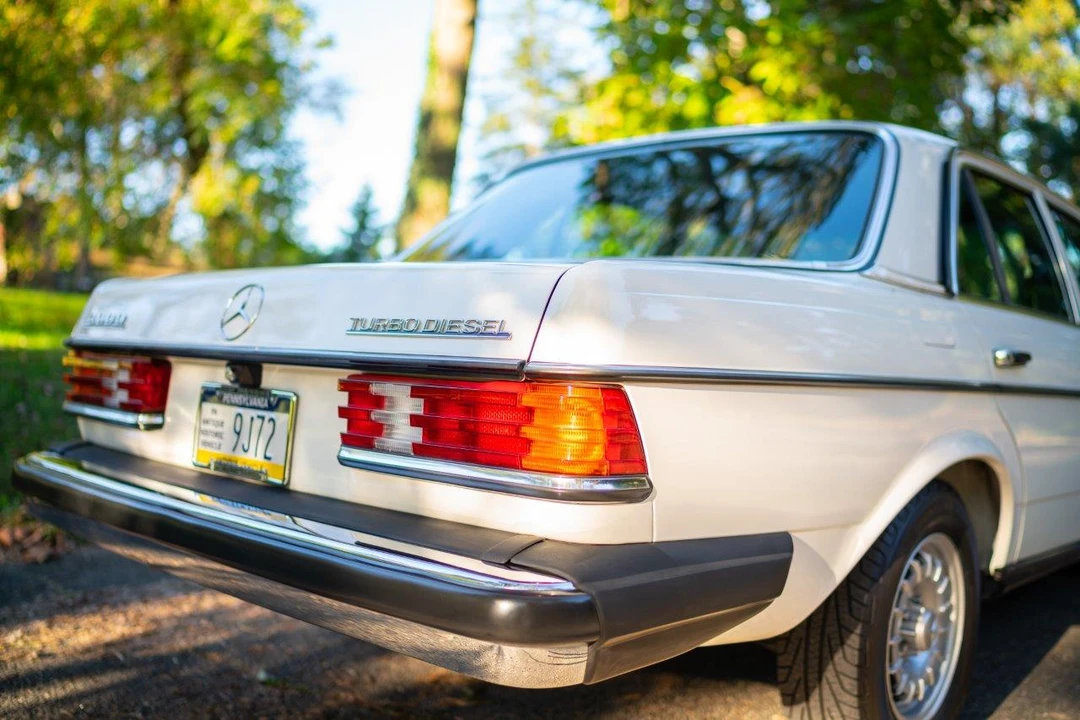 1984 Mercedes-Benz W123 Sedan - Image 17 of 31