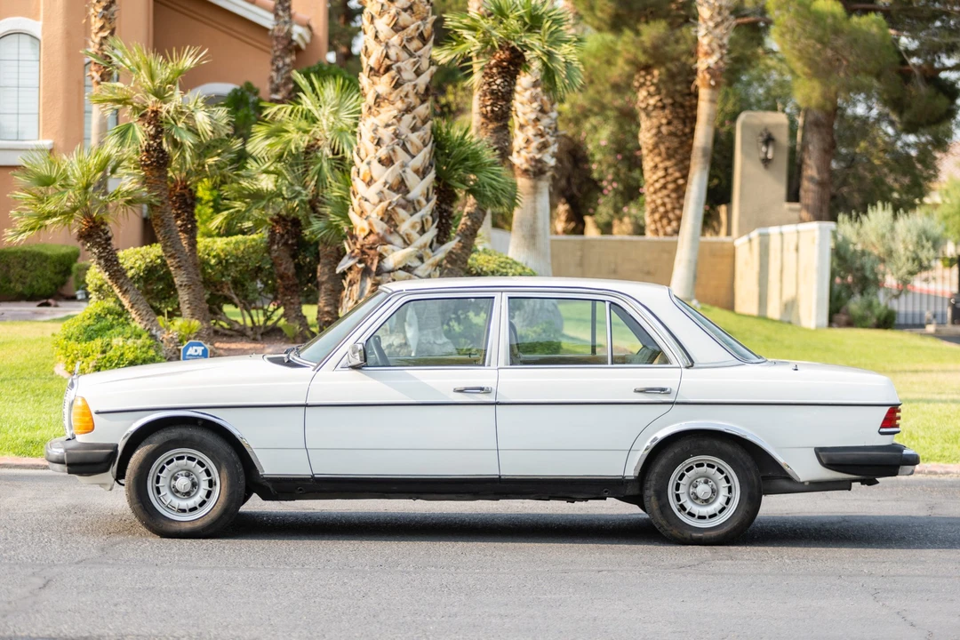 1984 Mercedes-Benz W123 Sedan - Image 9 of 31