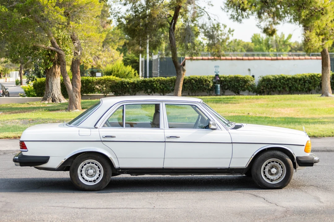 1984 Mercedes-Benz W123 Sedan - Image 5 of 31