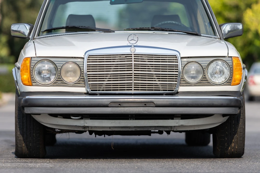 1984 Mercedes-Benz W123 Sedan - Image 10 of 31