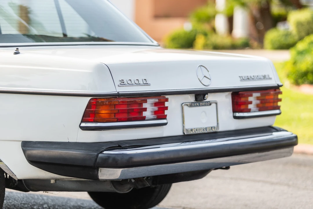 1984 Mercedes-Benz W123 Sedan - Image 20 of 31