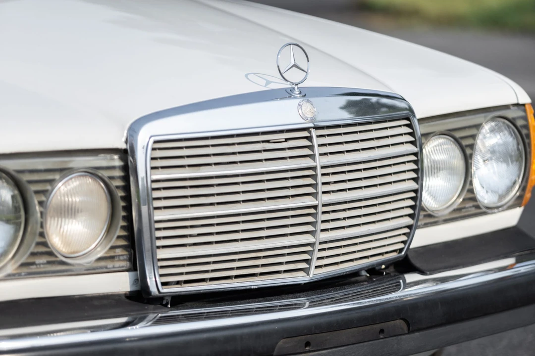 1984 Mercedes-Benz W123 Sedan - Image 25 of 31