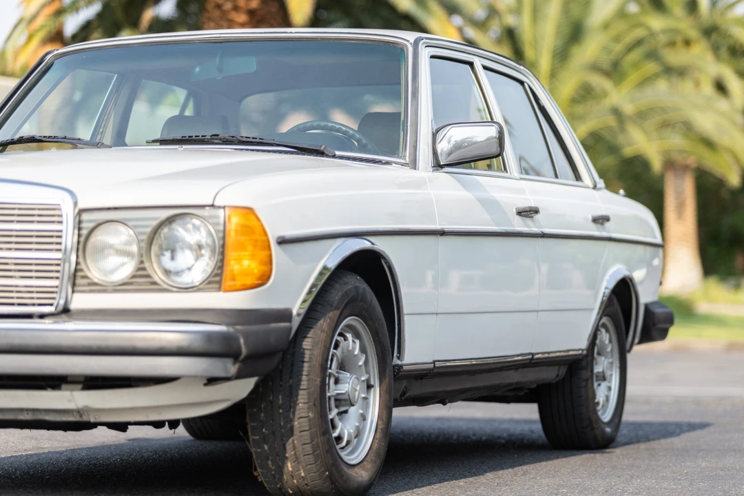 1984 Mercedes-Benz W123 Sedan - Image 13 of 31