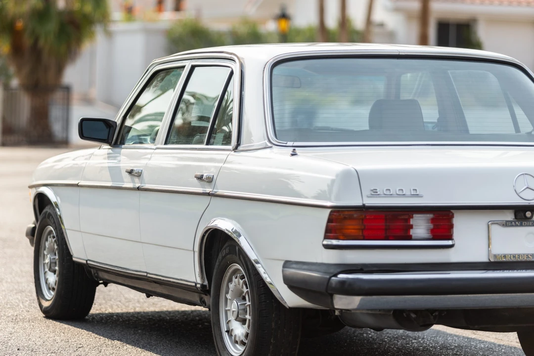 1984 Mercedes-Benz W123 Sedan - Image 18 of 31