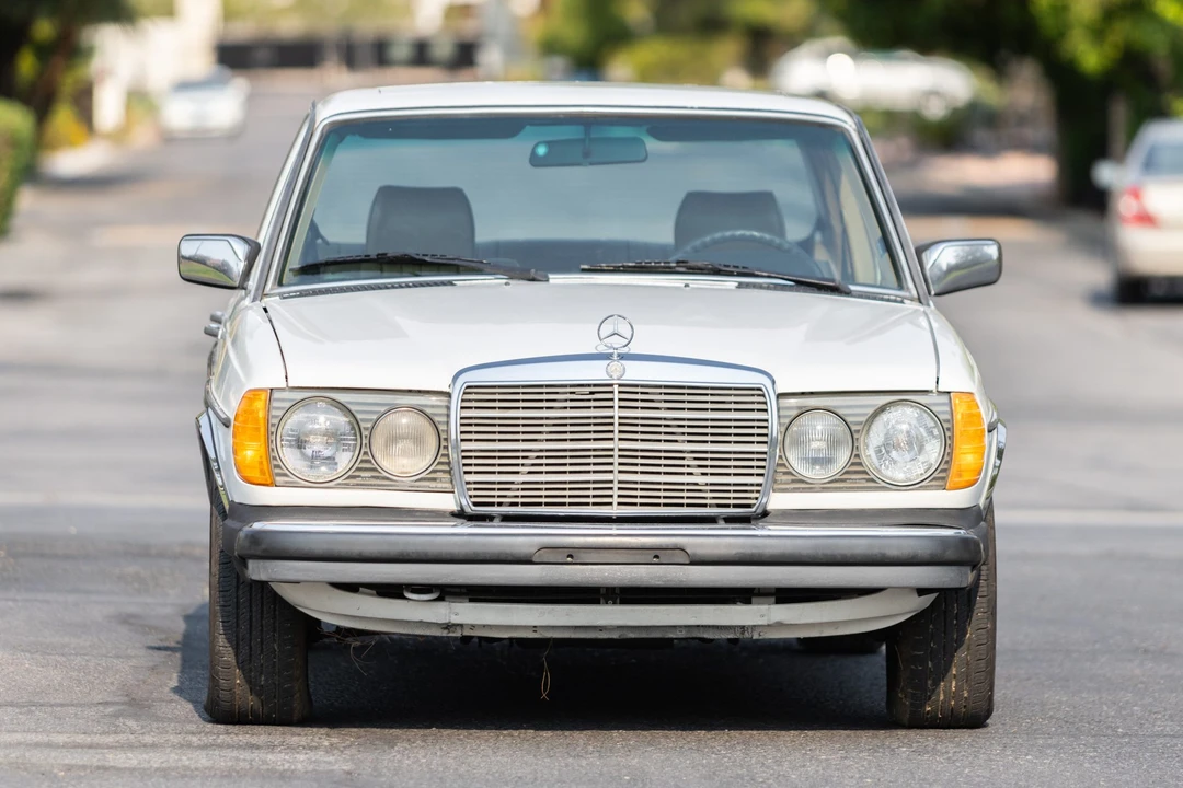 1984 Mercedes-Benz W123 Sedan - Image 3 of 31