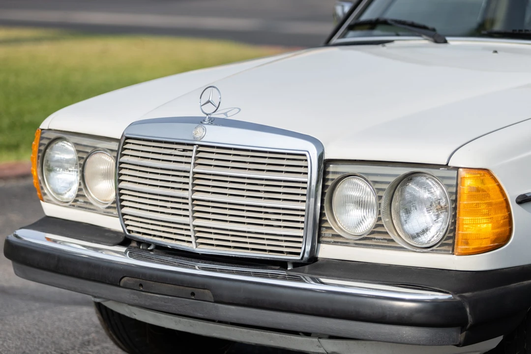 1984 Mercedes-Benz W123 Sedan - Image 24 of 31