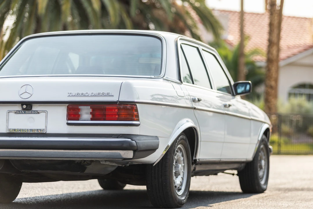 1984 Mercedes-Benz W123 Sedan - Image 19 of 31