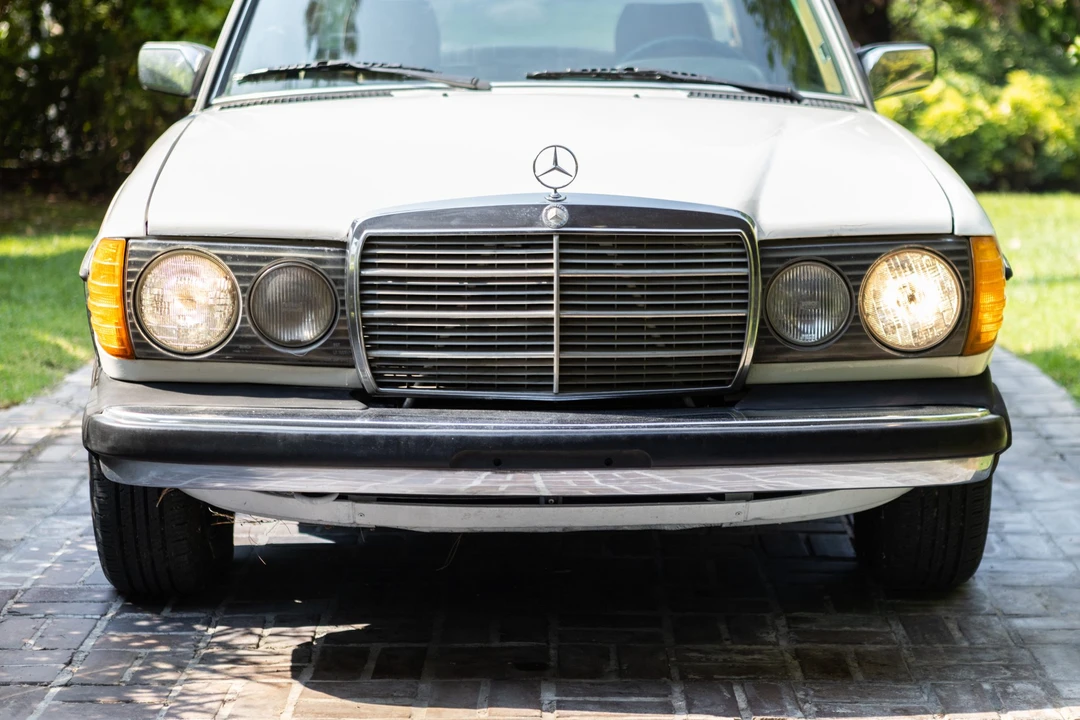 1984 Mercedes-Benz W123 Sedan - Image 11 of 31
