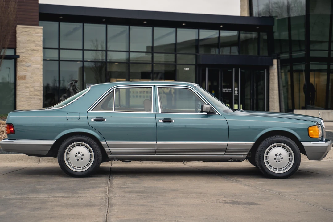 1984 Mercedes-Benz W126 S-Class Sedan - Image 3 of 31