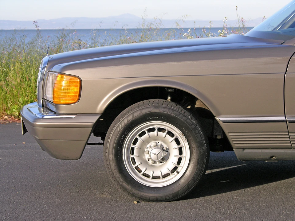 1984 Mercedes-Benz W126 S-Class Sedan - Image 24 of 31