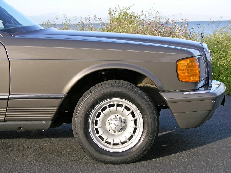 1984 Mercedes-Benz W126 S-Class Sedan - Image 29 of 31
