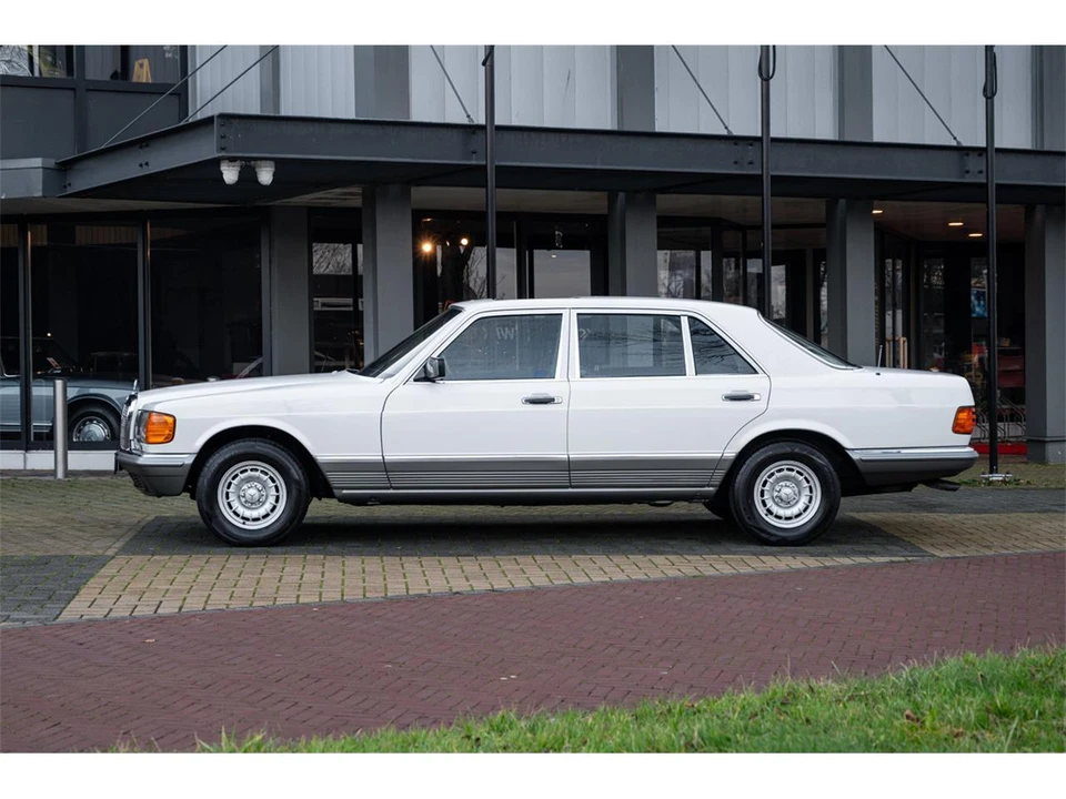 1984 Mercedes-Benz W126 S-Class Sedan - Image 2 of 11