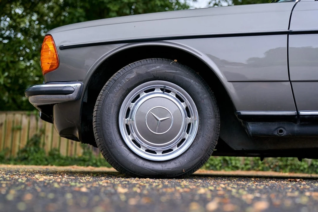 1984 Mercedes-Benz W123 Sedan - Image 25 of 30