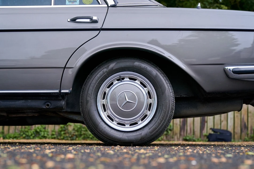 1984 Mercedes-Benz W123 Sedan - Image 27 of 30