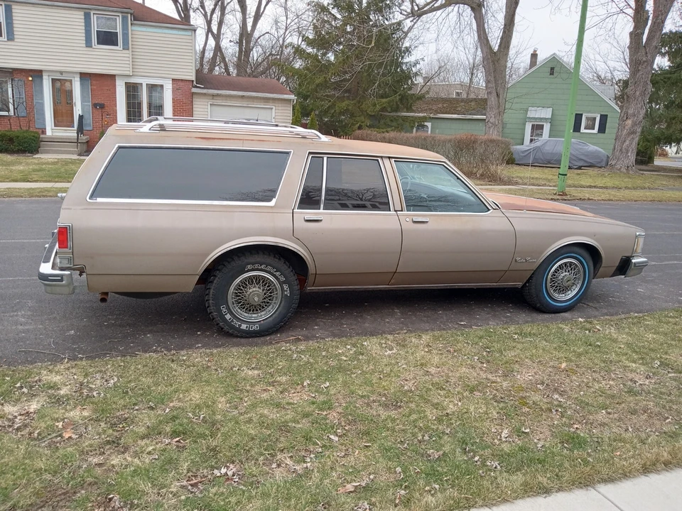 1984 Oldsmobile Custom Cruiser - Image 11 of 16