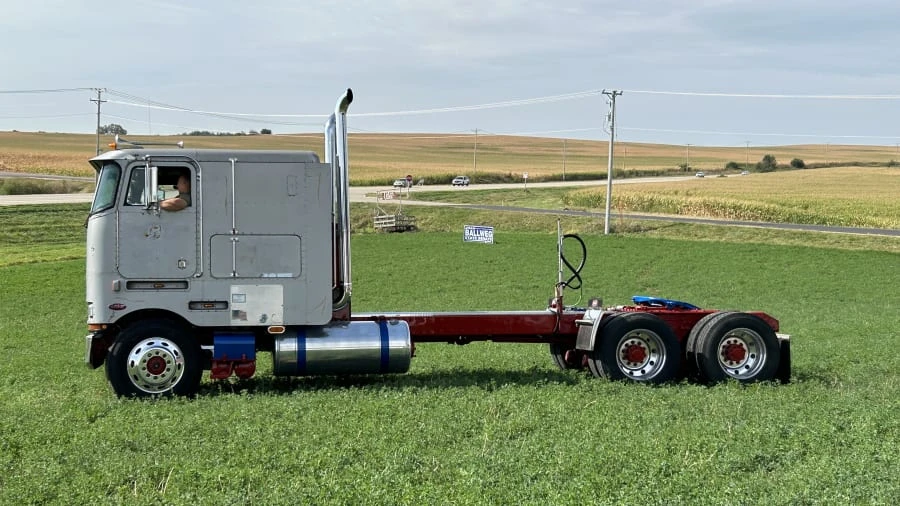 1984 Peterbilt - Image 2 of 11