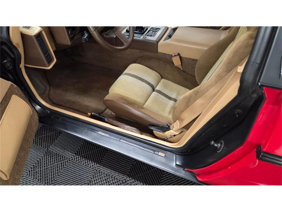 1984 Pontiac Fiero - Image 22 of 31