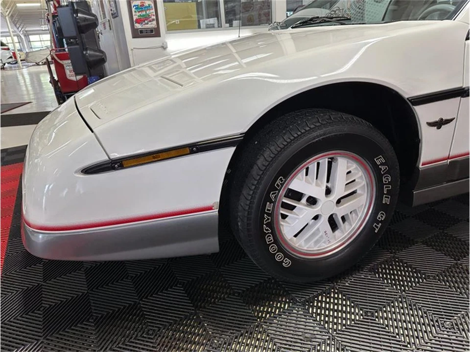 1984 Pontiac Fiero - Image 19 of 31