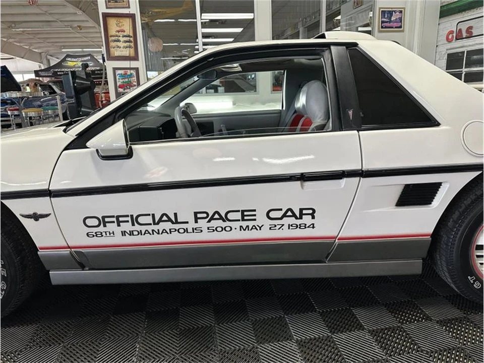 1984 Pontiac Fiero - Image 20 of 31