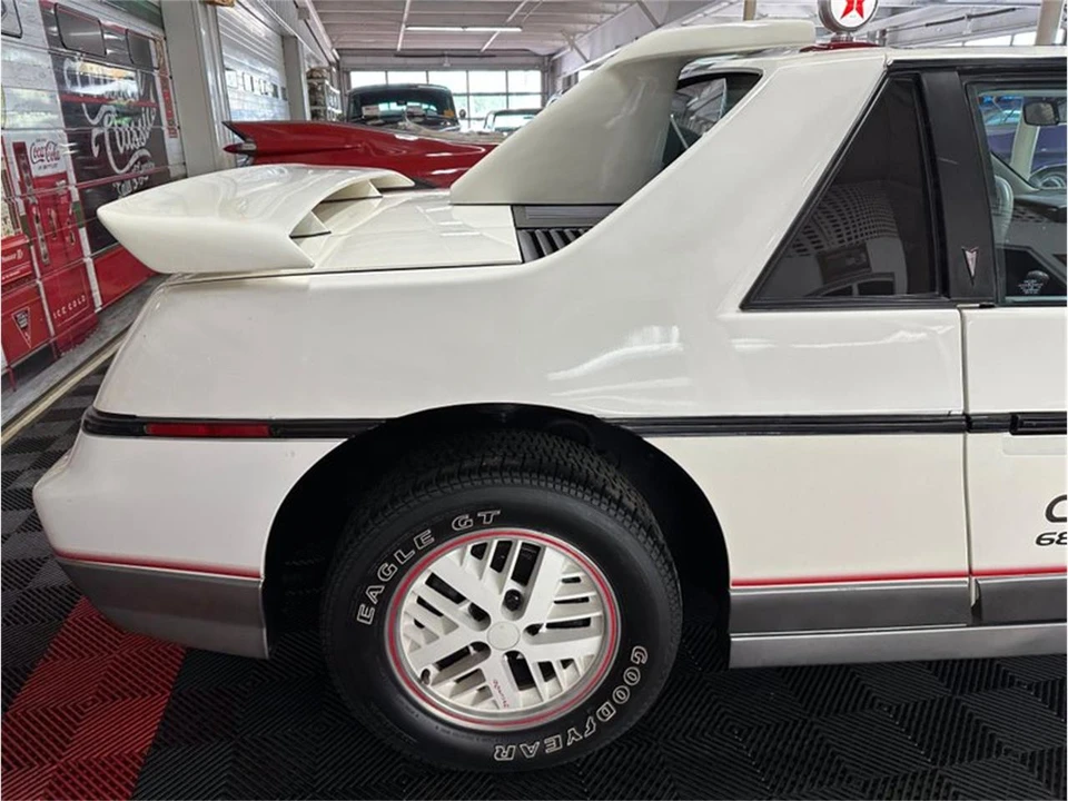 1984 Pontiac Fiero - Image 29 of 31