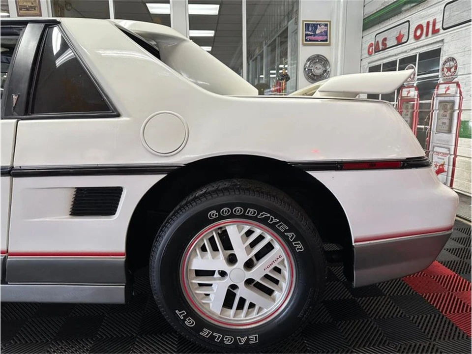 1984 Pontiac Fiero - Image 23 of 31