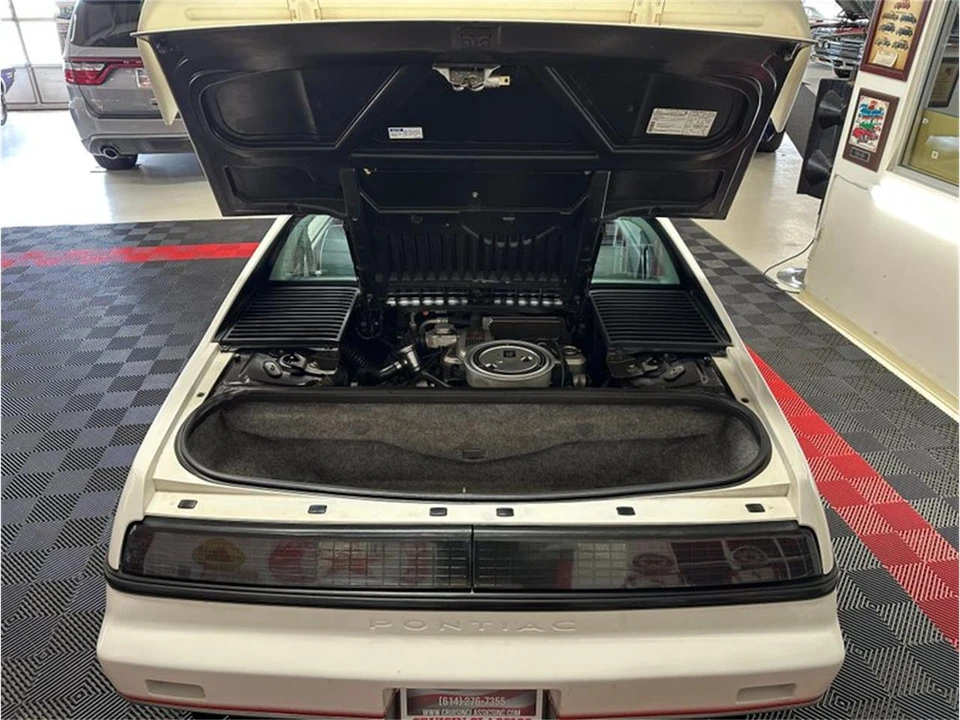 1984 Pontiac Fiero - Image 27 of 31